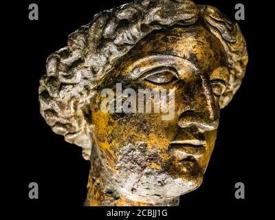 La testa di bronzo della dea Sulis Minerva, Terme Romane Foto Stock