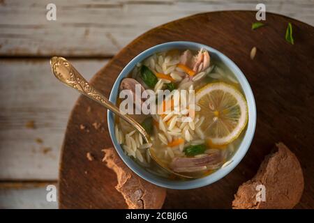 Zuppa italiana con risoni, verdure e pollo, vista dall'alto Foto Stock