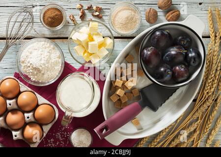 Ingredienti per cuocere la torta di prugne fatta in casa. Vista dall'alto Foto Stock