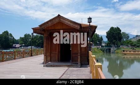 Case galleggianti in legno e ponti sembrano belli. Foto Stock