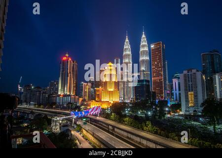 Kuala Lumpur. 8 agosto 2020. Foto scattata l'8 agosto 2020 mostra una vista notturna di Kuala Lumpur, Malesia. L'economia malese ha contratto il 17.1 per cento anno su anno nel secondo trimestre, la peggiore recessione dal quarto trimestre del 1998, i dati ufficiali hanno mostrato Venerdì. Credit: Chong Voon Chung/Xinhua/Alamy Live News Foto Stock