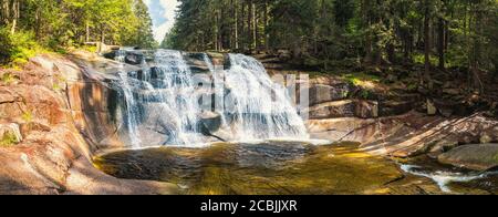 Cascate sul fiume - cascata di Mumlava, Parco Nazionale di Krkonose, repubblica Ceca Foto Stock