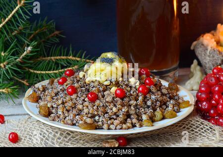 Porridge natalizio con uvetta, arancio candito e mandorle. Budino di grano e bacche per Natale. Foto Stock