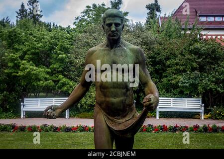 Antica statua del giardiniere all'ingresso dei Giardini Botanici di Berlino, Germania Foto Stock
