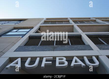 Berlino, Germania. 12 agosto 2020. Vista dell'edificio editoriale del Aufbau-Verlag. Credit: Jörg Carstensen/dpa/Alamy Live News Foto Stock