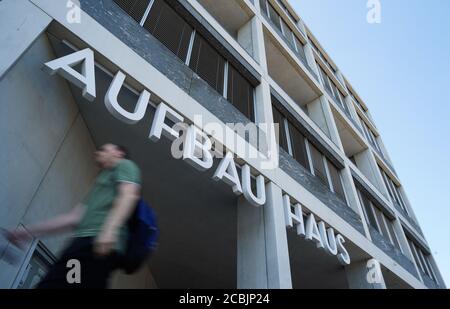 Berlino, Germania. 12 agosto 2020. Vista dell'edificio editoriale del Aufbau-Verlag. Credit: Jörg Carstensen/dpa/Alamy Live News Foto Stock