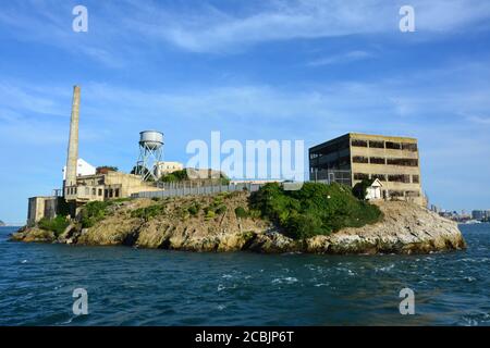 L'isola di Alcatraz si trova nel mezzo del mare blu e. Cielo blu sotto la giornata di sole a San Francisco Foto Stock