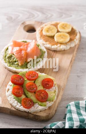 Assortimento di ingredienti su torte di riso soffiato su legno bianco tabella Foto Stock