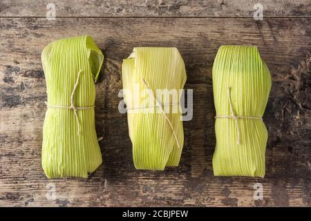 Manomales di mais e pollo messicani su tavolo di legno Foto Stock