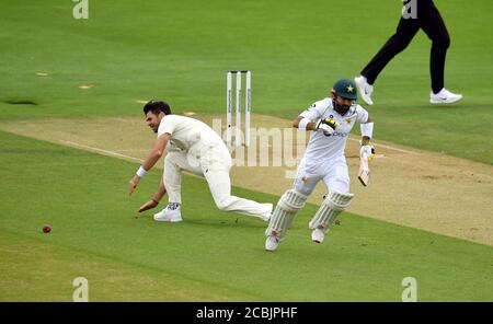 James Anderson, in Inghilterra, schiva al Pakistan Mohammad Rizwan, mentre il suo pallone viene campo fuori dal suo bowling durante il secondo giorno della seconda partita di prova all'Ageas Bowl, Southampton. Foto Stock