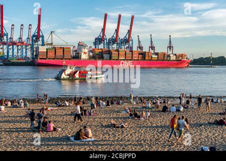 Belebter Elbstrand, Elbe Fluss und Hamburger Hafen, Containerschiff One am Container Terminal, Hansestadt Hamburg, Deutschland, Europa Foto Stock