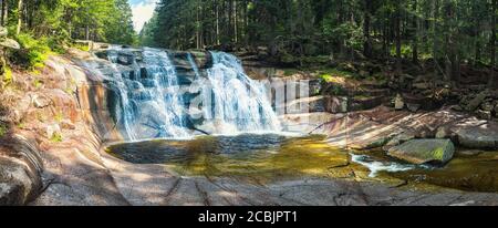 Cascate sul fiume - cascata di Mumlava, Parco Nazionale di Krkonose, repubblica Ceca Foto Stock