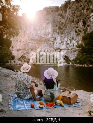 Coppia sulla spiaggia vicino al fiume nel Pont d Arc Ardeche Francia, Ardeche Francia, vista dell'arco Narurale a Vallon Pont D'Arc nel canyon Ardeche in Foto Stock