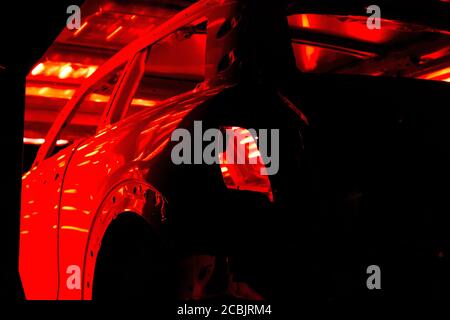 Corpo vettura entrando in una vernice di forno di essiccazione in un auto impianto di assemblaggio Foto Stock