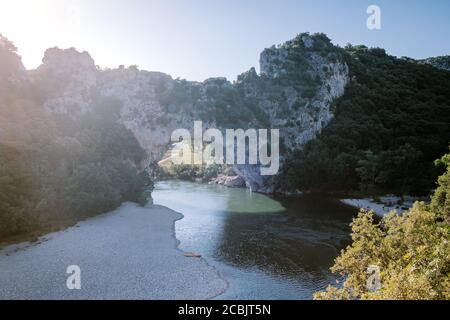 Ardeche Francia, vista dell'arco Narurale a Vallon Pont D'Arc in Canyon di Ardeche in Francia Foto Stock