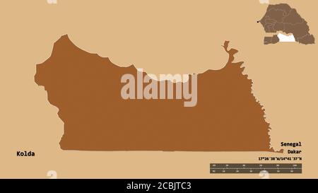 Forma di Kolda, regione del Senegal, con la sua capitale isolata su solido sfondo. Scala della distanza, anteprima della regione ed etichette. Composizione di modellato Foto Stock