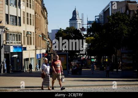 Sheffield Fargate la principale via dello shopping nel South Yorkshire città Foto Stock