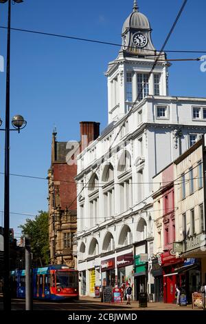 Si affaccia su Commercial Street fino ad High Street con un edificio bianco Categoria II elencato Telegraph House e Stagecoach Super tram in Centro di Sheffield Foto Stock