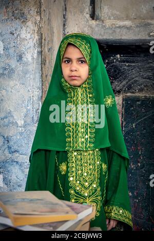 Ragazza Saudita con abito tradizionale. QATIF- ARABIA SAUDITA. Foto Stock