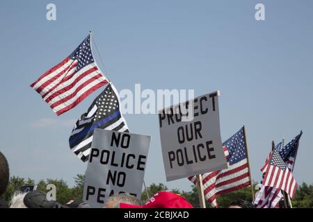 New York City, Marine Park, Brooklyn, Pro- Police Rally: Rally e marzo a sostegno del Dipartimento di polizia di New York e la sua importanza nella lotta contro la criminalità e nel mantenere le comunità al sicuro. I tirocini e la criminalità in generale sono aumentati dopo il trasferimento di fondi ai dipartimenti di polizia in tutto il paese. Foto Stock