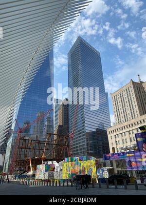 Interessante mix di architettura contemporanea al World Trade Center di Manhattan. Foto Stock