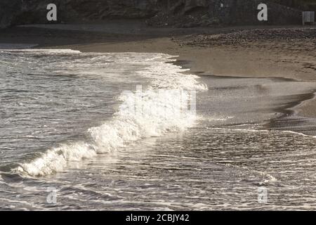Spiaggia di sabbia vulcanica nera a Los Cancajos vicino a Santa Cruz, la Palma, Isole Canarie Foto Stock
