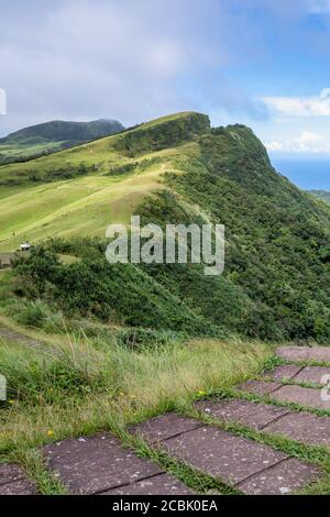 Bella prateria, prateria nella valle di Taoyuan, Caoling Mountain Trail passa sopra la vetta del Monte Wankengtou a Taiwan. Foto Stock