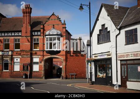 Sandbach città mercato a Cheshire il Swan & Chequers e Thorntons, Franchise Store Foto Stock