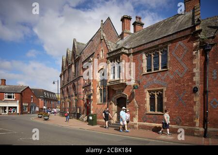 Sandbach città di mercato in Cheshire ex Sandbach Savings Bank, Sandbach di Sir George Gilbert Scott 1857 e la sua istituzione letteraria Sandbach si uniscono Foto Stock