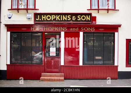 Sandbach città mercato a Cheshire J Hopkins e Son on High Street tradizionale negozio di armi fronted Foto Stock