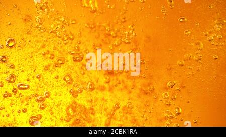 Dettaglio della birra con bolle, super macro shot Foto Stock