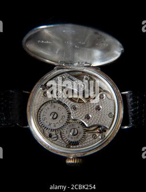 Raro movimento orologio da polso Rolex vintage trench su sfondo nero Foto Stock