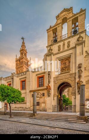 Puerta del Pedon (porta del perdono) con la torre Giralda sullo sfondo, Siviglia, Spagna Foto Stock