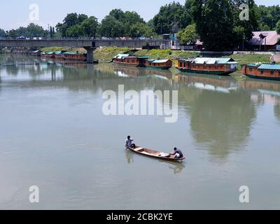 Opere in legno sul fiume, scultura in legno di colore marrone. L'arte di legno è l'artigianato più conosciuto visto nelle industrie del cottage. Legno primario usato per questo mestiere. Foto Stock