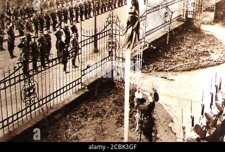 Gennaio 1926, le truppe britanniche abbassano la bandiera al loro quartier generale a Colonia, Germania prima di lasciare la città come concordato dal trattato di Versailles dopo la prima guerra mondiale. Foto Stock