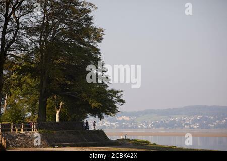 Arnside villaggio sulla spiaggia costiera di Cumbria nella baia di Morecambe Foto Stock