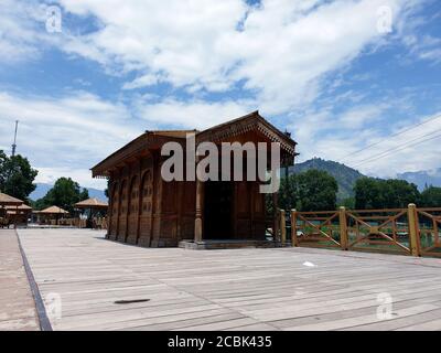 Opere in legno sul fiume, scultura in legno di colore marrone. L'arte di legno è l'artigianato più conosciuto visto nelle industrie del cottage. Legno primario usato per questo mestiere. Foto Stock