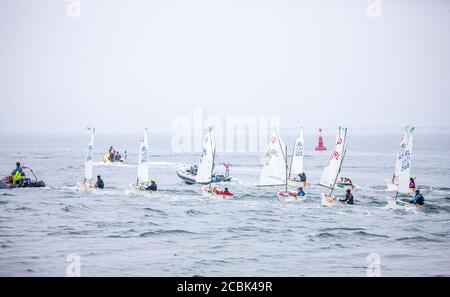 Crosshaven, Cork, Irlanda. 14 agosto 2020. I gommoni sono stati trainati all'inizio della seconda giornata di gara nei Campionati nazionali di Optimist Irish che si sono tenuti a Crosshaven, Co. Cork, Irlanda. - credito; David Creedon / Alamy Live News Foto Stock