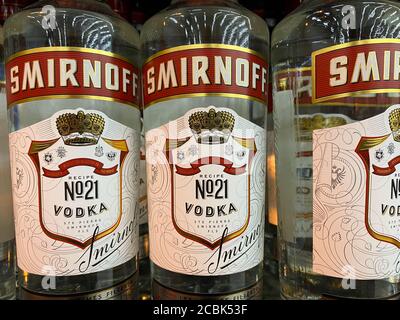 Viersen, Germania - 9 luglio. 2020: Vista su Smirnoff vodka bottiglie in scaffale del supermercato tedesco Foto Stock