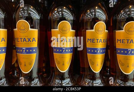 Viersen, Germania - 9 luglio. 2020: Vista su bottiglie di brandy greco Metaxa in scaffale del supermercato tedesco Foto Stock