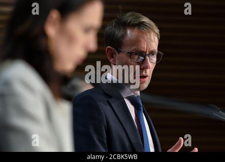 Wellington, Nuova Zelanda. 14 agosto 2020. Il Direttore Generale della Salute Ashley Bloomfield parla durante una conferenza stampa a Wellington, Nuova Zelanda, 14 agosto 2020. Auckland, la città più grande della Nuova Zelanda, rimarrà nel COVID-19 Alert Level 3 per altri 12 giorni, con il resto del paese che rimane al livello di Alert 2, in quanto ci sono attualmente 36 casi attivi, 17 dei quali sono collegati alla recente trasmissione comunitaria ad Auckland. Credit: Guo Lei/Xinhua/Alamy Live News Foto Stock