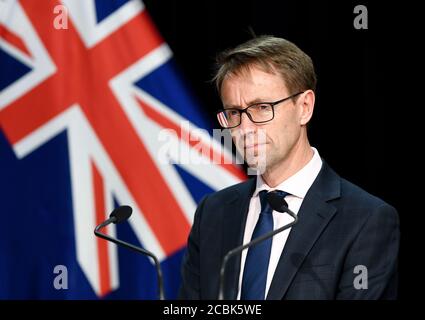 Wellington, Nuova Zelanda. 14 agosto 2020. Il Direttore Generale della Sanità Ashley Bloomfield partecipa a una conferenza stampa a Wellington, Nuova Zelanda, 14 agosto 2020. Auckland, la città più grande della Nuova Zelanda, rimarrà nel COVID-19 Alert Level 3 per altri 12 giorni, con il resto del paese che rimane al livello di Alert 2, in quanto ci sono attualmente 36 casi attivi, 17 dei quali sono collegati alla recente trasmissione comunitaria ad Auckland. Credit: Guo Lei/Xinhua/Alamy Live News Foto Stock