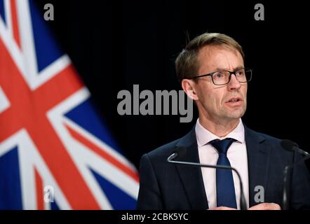 Wellington, Nuova Zelanda. 14 agosto 2020. Il Direttore Generale della Salute Ashley Bloomfield parla durante una conferenza stampa a Wellington, Nuova Zelanda, 14 agosto 2020. Auckland, la città più grande della Nuova Zelanda, rimarrà nel COVID-19 Alert Level 3 per altri 12 giorni, con il resto del paese che rimane al livello di Alert 2, in quanto ci sono attualmente 36 casi attivi, 17 dei quali sono collegati alla recente trasmissione comunitaria ad Auckland. Credit: Guo Lei/Xinhua/Alamy Live News Foto Stock