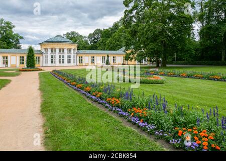 Marianske Lazne / Repubblica Ceca - 12 2020 luglio: Vista del padiglione Ferdinand in piedi in un parco con alberi, prato verde e fiori colorati. Foto Stock