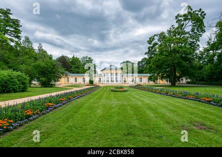 Marianske Lazne / Repubblica Ceca - 12 2020 luglio: Vista del padiglione Ferdinand in piedi in un parco con alberi, prato verde e fiori colorati. Foto Stock