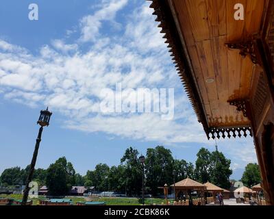 Opere in legno sul fiume, scultura in legno di colore marrone. L'arte di legno è l'artigianato più conosciuto visto nelle industrie del cottage. Legno primario usato per questo mestiere. Foto Stock