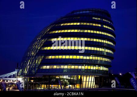 Londra, Regno Unito, 24 agosto 2007 : City Hall Assembly quartier generale di affari dal Tamigi al crepuscolo notte tempo che è un popolare viaggio de Foto Stock