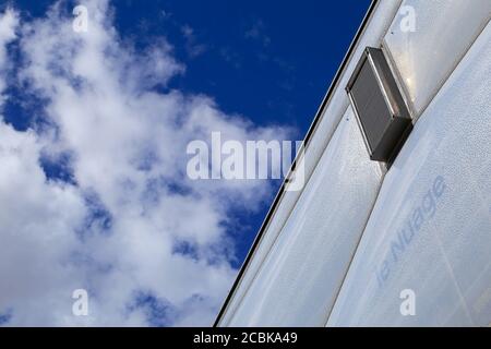 Edificio le Nuage di notte progettato da Philippe Starck , Parvis Stéphane Hessel, Montpellier, Francia Foto Stock