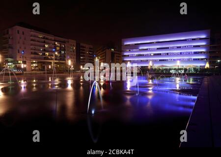 Specchio d'acqua, Parvis Stephane Hessel, situato nel cuore del quartiere di Port Marianne. Vicino al Georges Charpak Park. Montpellier Francia Foto Stock