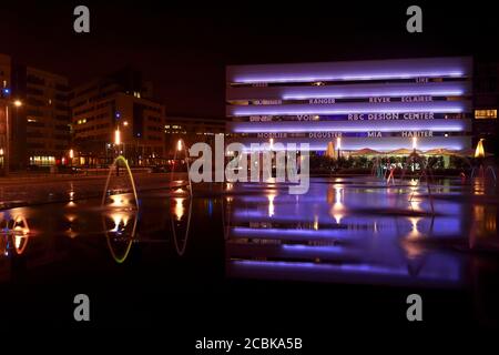 Specchio d'acqua, Parvis Stephane Hessel, situato nel cuore del quartiere di Port Marianne. Vicino al Georges Charpak Park. Montpellier Francia Foto Stock